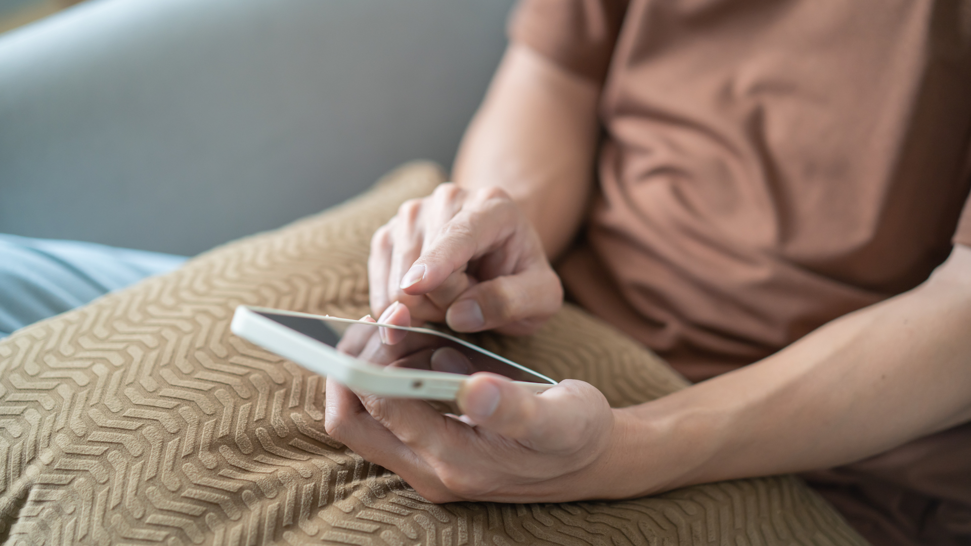 Person using smartphone settings to change language to English